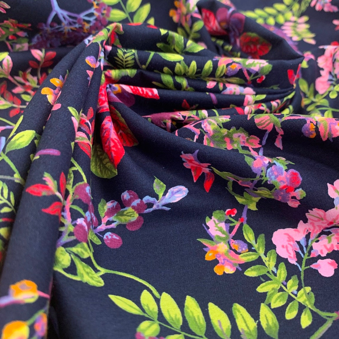 Poplin Prints Mrs Bouquet Navy Close Up Yarn
