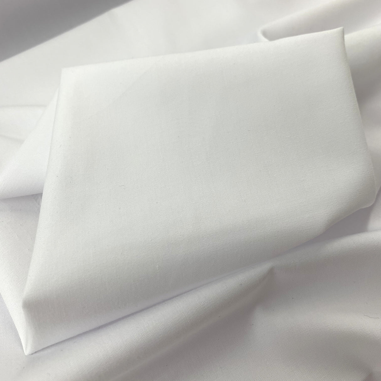 Superior Quality Poly Cotton Poplin White Plain Dyed Poly Cotton Poplin Shirting Fabric Close Up Drape Fabric Photo