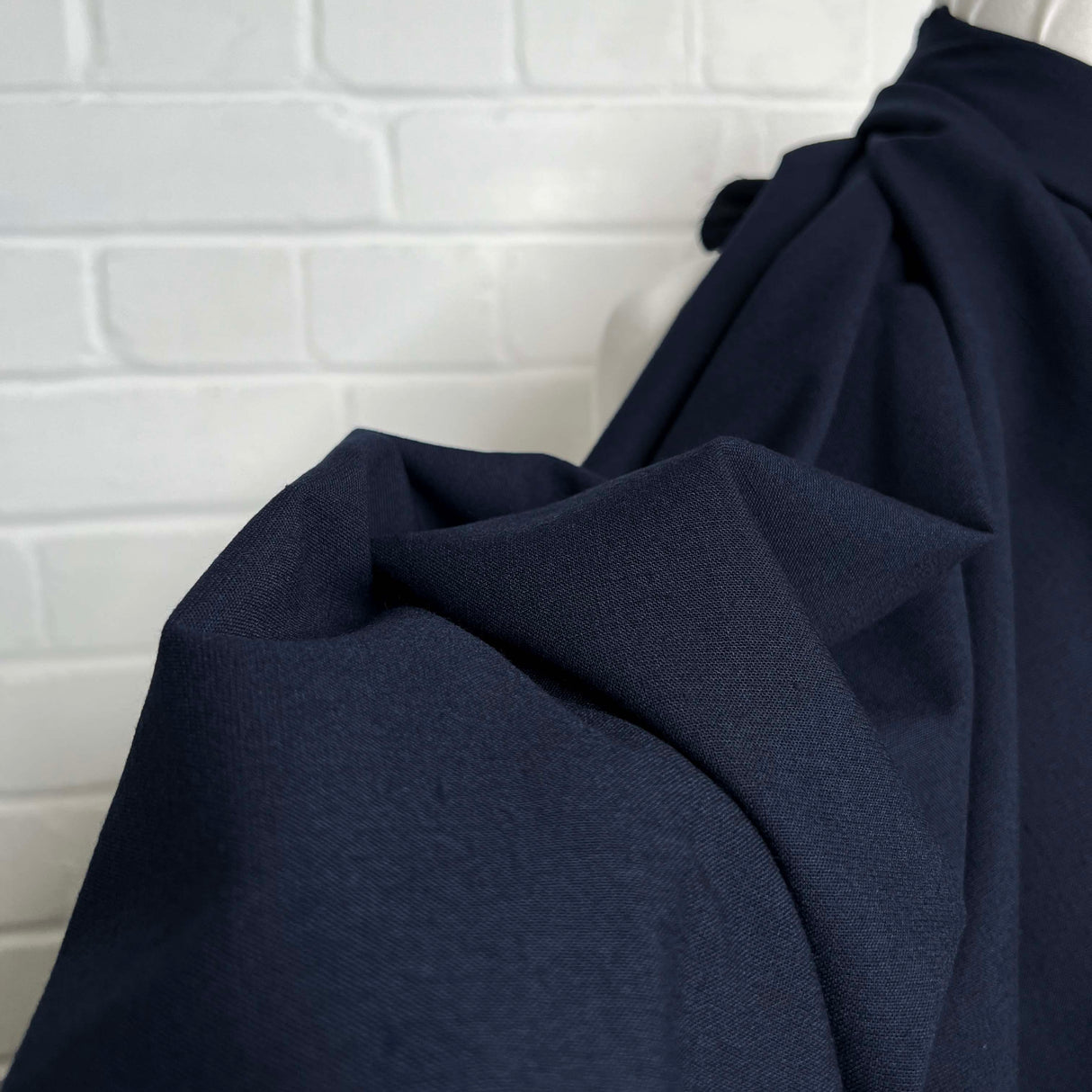 Plain Crease-Resistant Navy Polyester Suiting Fabric Main Course CU