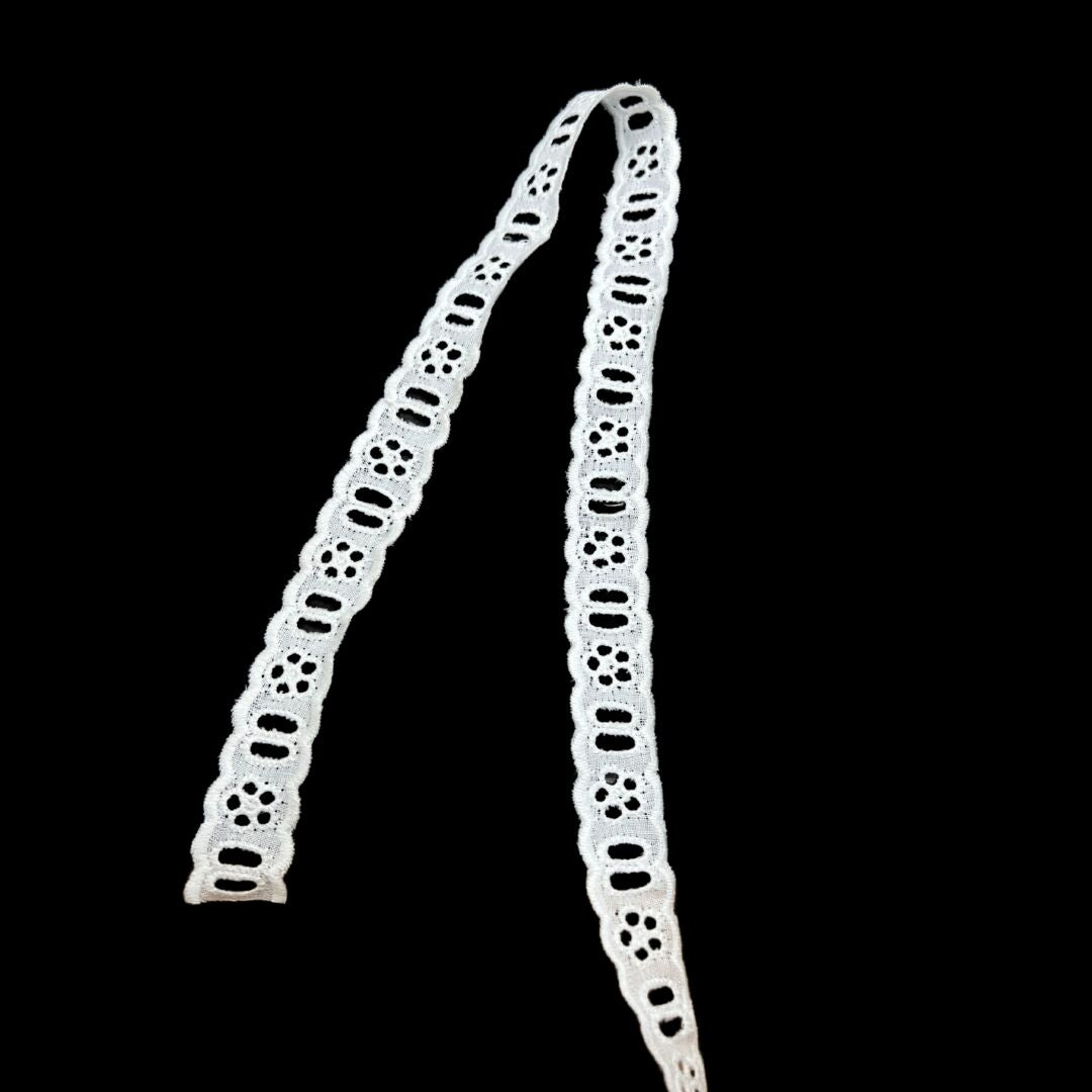 Broderie Anglaise Trim - Mary - 5 Hole