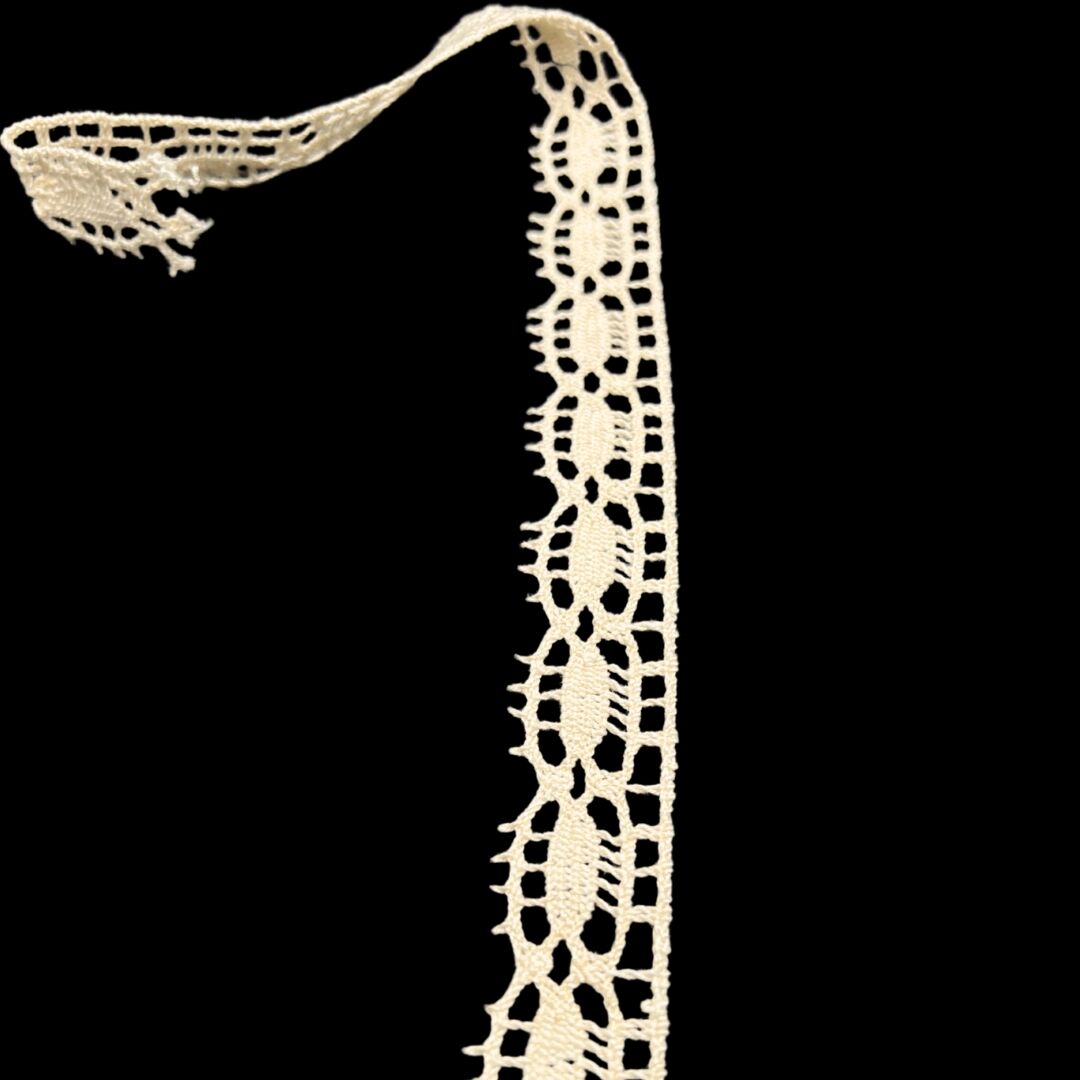 Crochet Lace Ribbon - Spiked Scallop - Cream