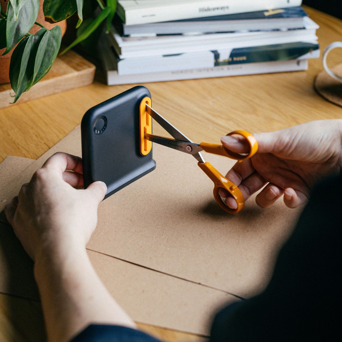 fiskars clip-sharp-scissors sharpener use