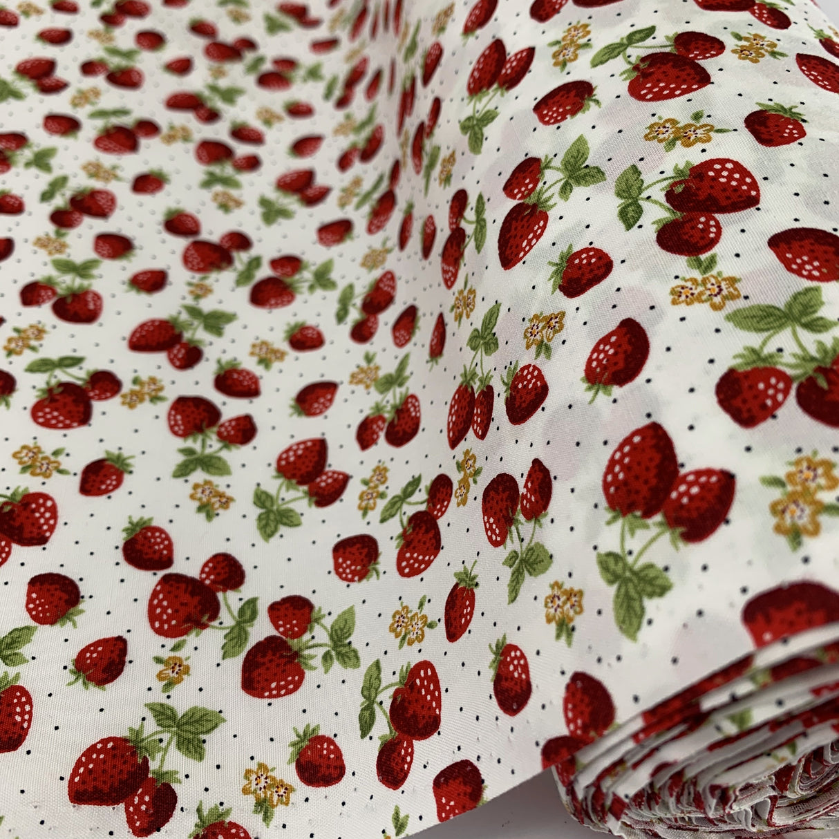 Poplin Print - Strawberry Pie - Ivory