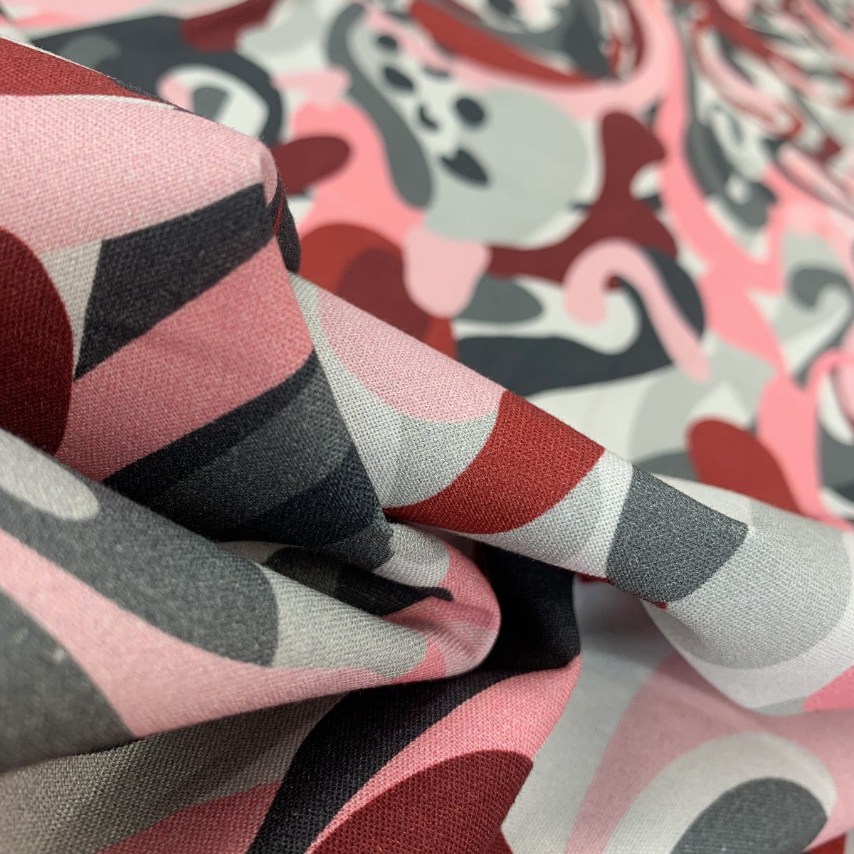 Remnant - Stof Fabric - Camo Squiggles - Damson (2m)