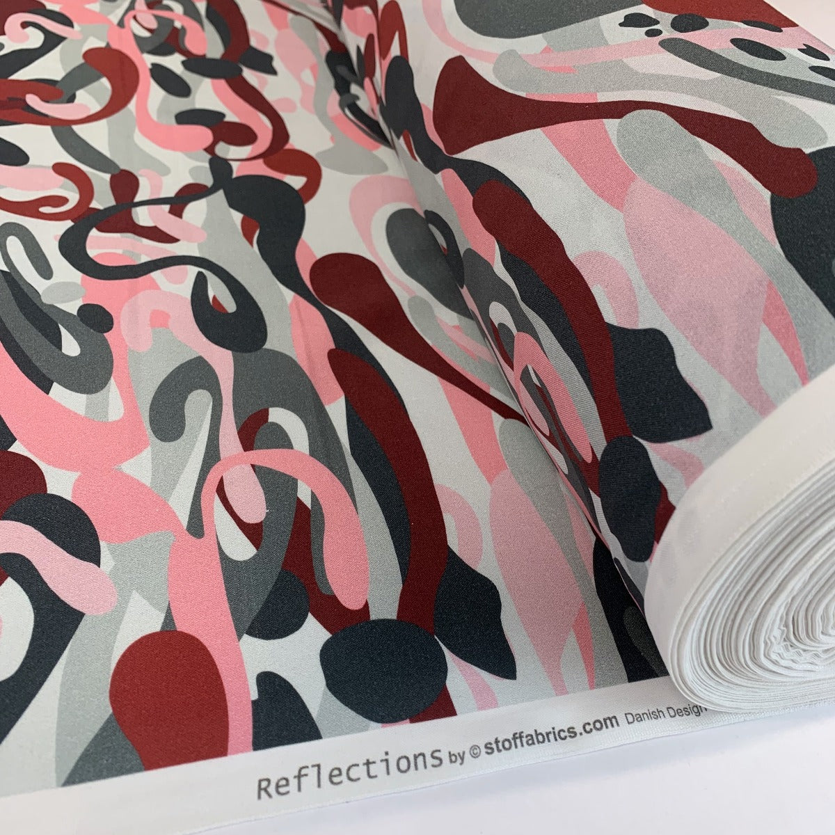 Remnant - Stof Fabric - Camo Squiggles - Damson (2m)