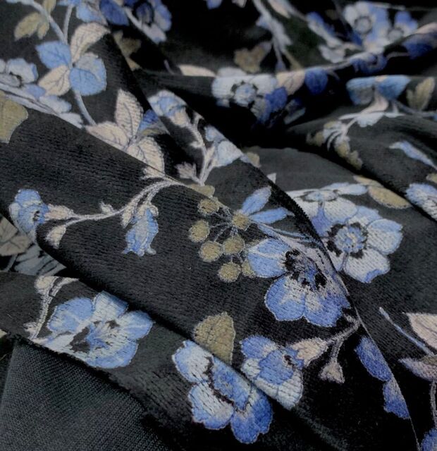 printed-velour-black-velvet-blue-floral-print-fold