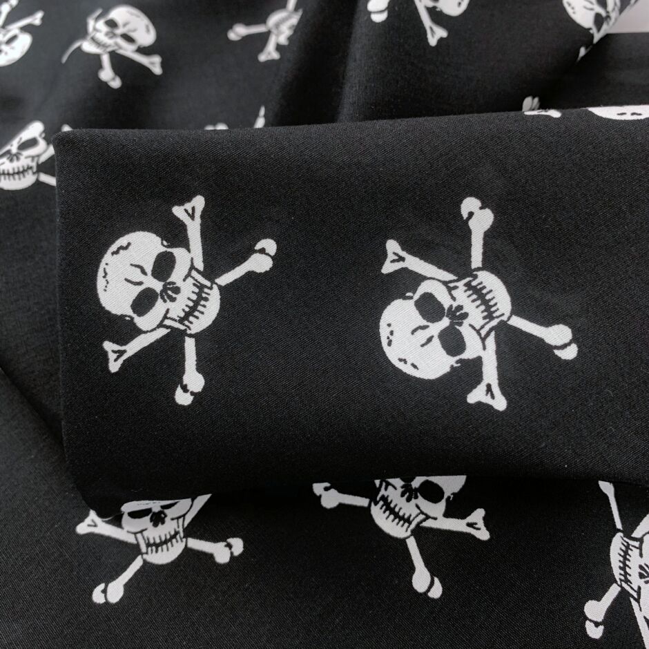 Fat Quarter Black Skull & Crossbone on White Polycotton Quilting Fabric 